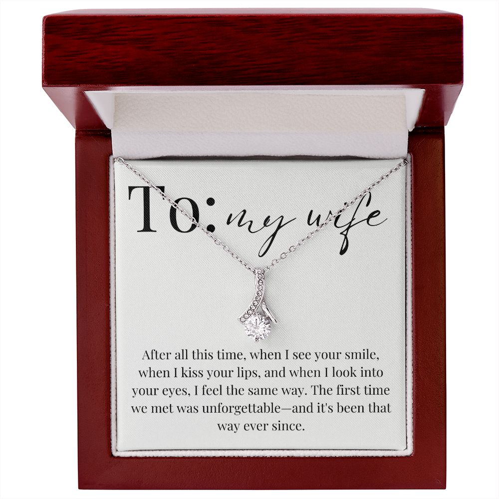 Alluring Beauty Necklace: The First Time We Met Was Unforgettable